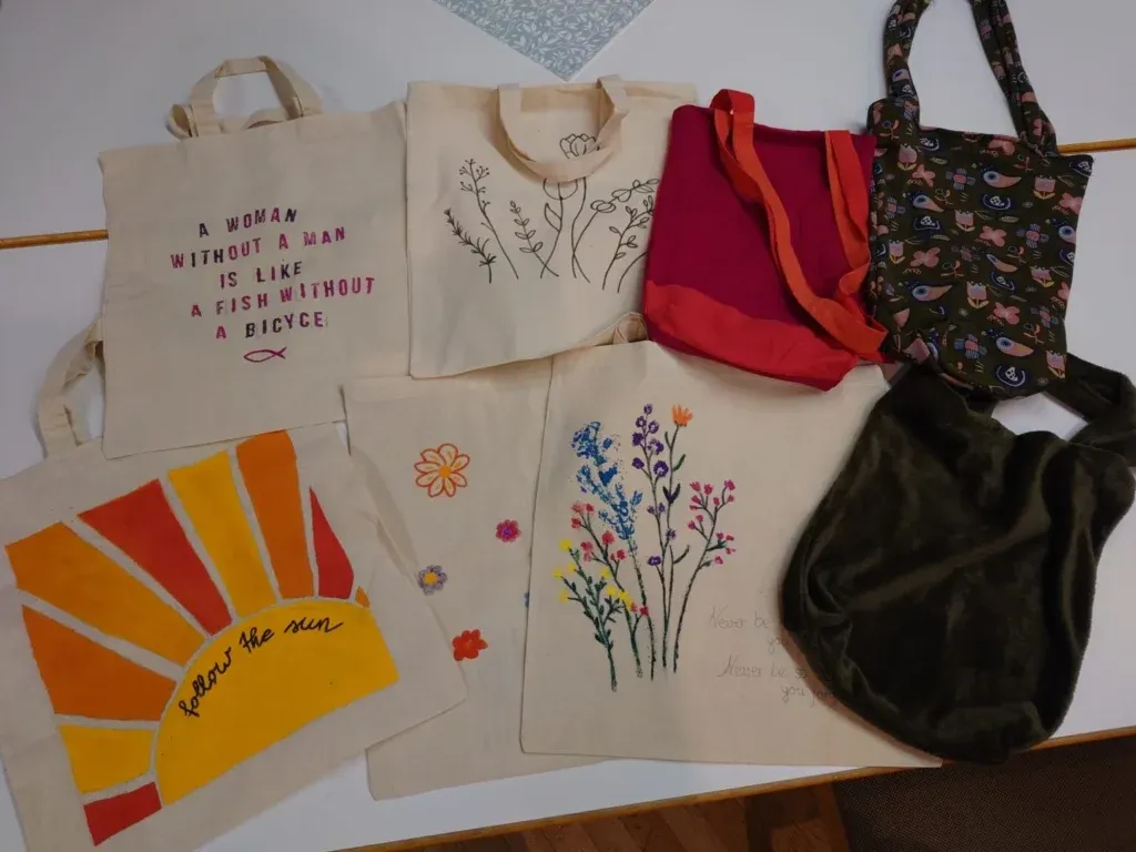 Bunte Taschen entanden beim Kreativcafe in Mainburg